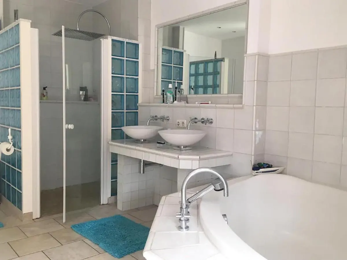 Bed & Breakfast Schoenste Lage Am Rhein In Unmittelbarer Stadtnaehe, B & B Cologne